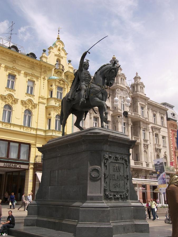 Studio Apartment With A View Of Ban Jelacic Square Zagreb Kamer foto