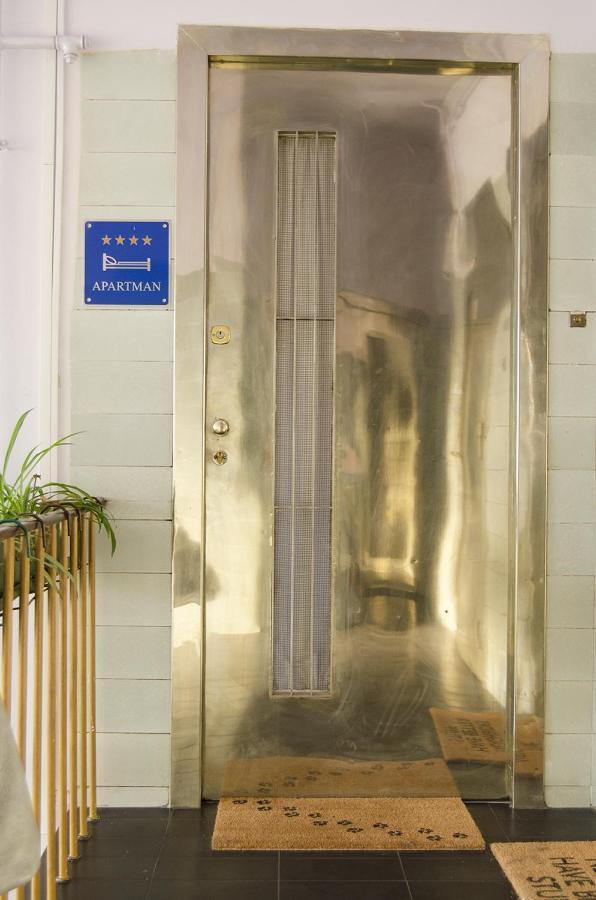 Studio Apartment With A View Of Ban Jelacic Square Zagreb Buitenkant foto